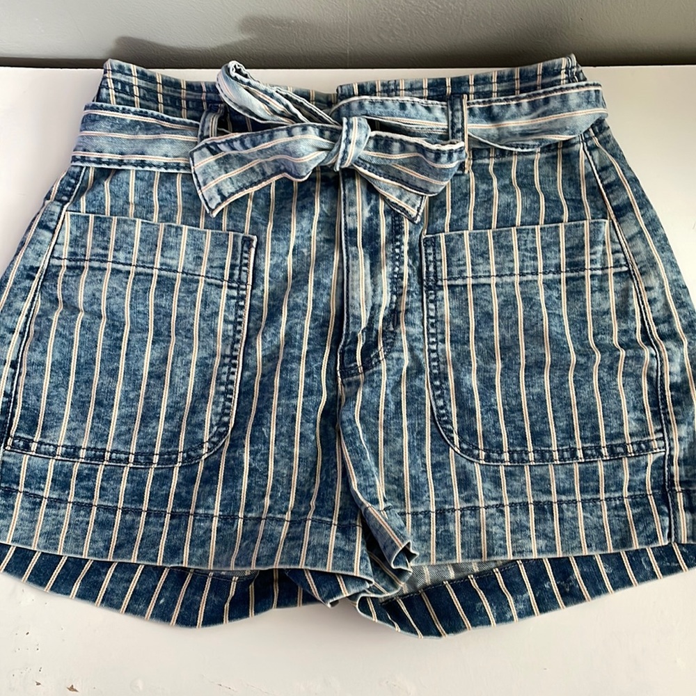 American eagle denim shorts in a size 4, only worn a couple times